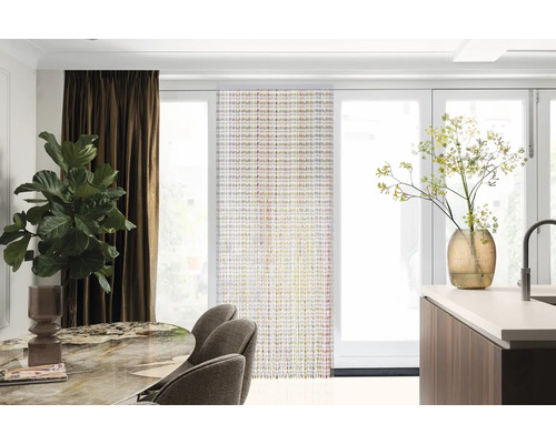 Heller, organisierter Raum mit Vorhängen, Flächenvorhängen, Esstisch, Stühlen, Arbeitsplatte und Dekor.