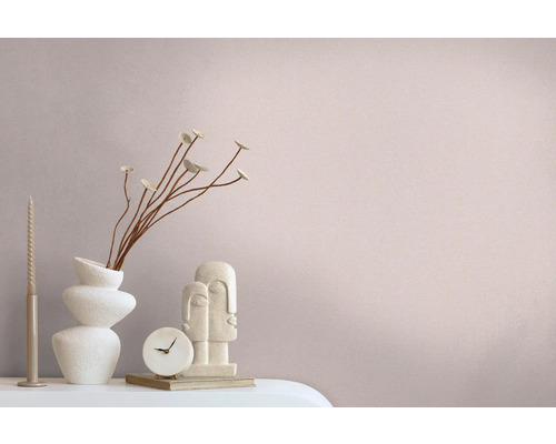 Dekorative Inneneinrichtung mit Kerze, Vase, Uhr und Skulptur auf einem Tisch