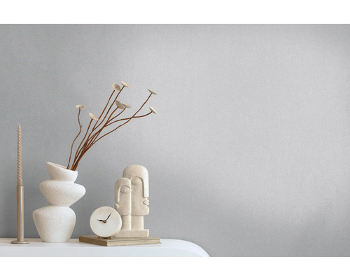 Dekoratives Stillleben mit Vase, Kerze, Uhr und Skulptur