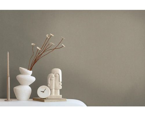 Dekorative Szene mit Kerze, Vase mit Blumen, Skulptur und Uhr