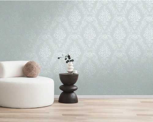 Helle Wand mit gemusterten Tapeten, Sitzgelegenheit und Beistelltisch in einem Zimmer