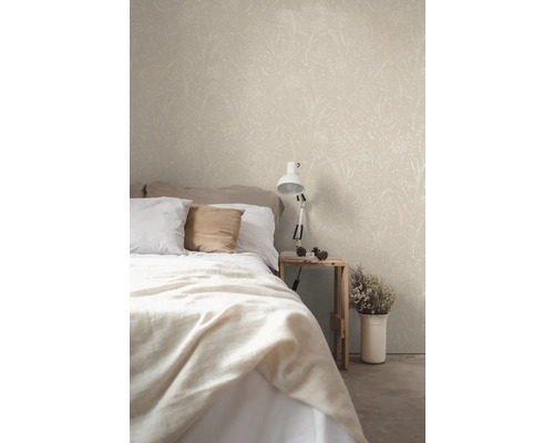 Schlafzimmer mit floraler Tapete, Bett und Nachttisch