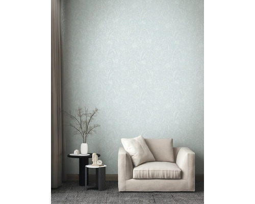 Wohnraum mit floral gemusterter Tapete, Sessel und Beistelltisch