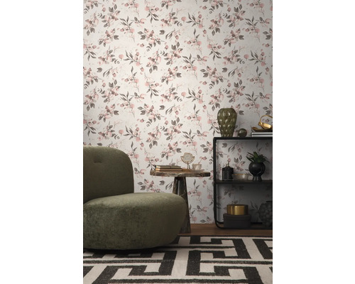 Dekoratives Interieur mit blumiger Tapete, Sessel und Regal