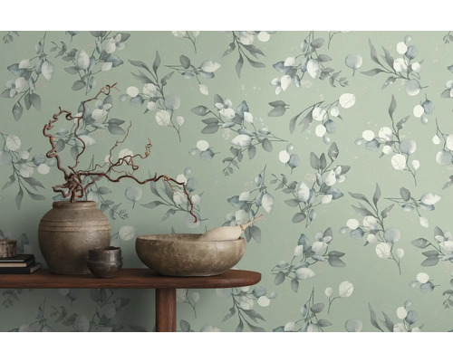 Wandgestaltung mit Blattmuster und Dekoration auf einem Holztisch