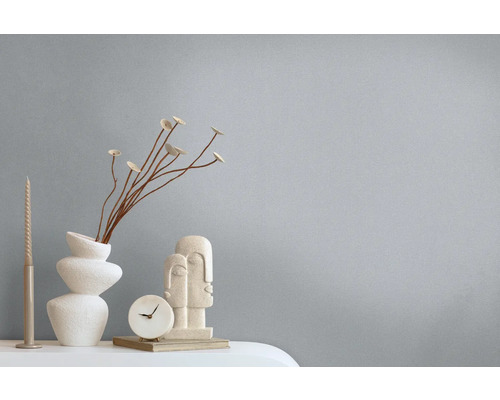 Dekorative Szene mit einer Vase, einem Kerzenständer, einer Uhr und einer Skulptur auf einem Tisch