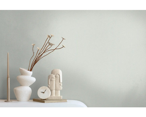 Dekorative Stilllebenanordnung mit Vase, Blumenzweigen, Kerze, Uhr und Skulptur