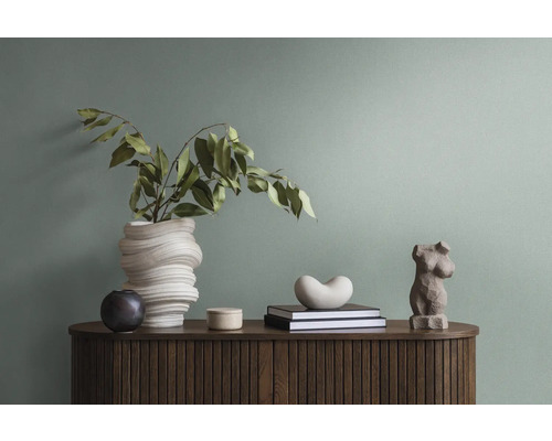 Dekoratives Sideboard mit Accessoires wie Vase, Bücher und Skulpturen