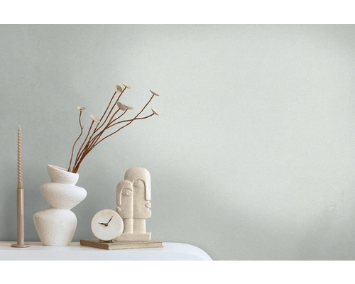 Dekorative Szene mit Vase, Uhr, Kerze und Skulptur auf einem Tisch