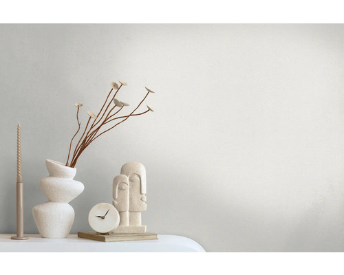 Dekorative Anordnung mit Vase, Kerzenständer und Skulptur