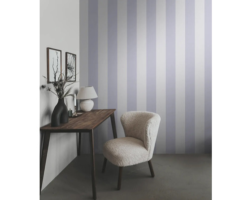 Einrichtungsidee mit Schreibtisch, Stuhl und gestreifter Tapete