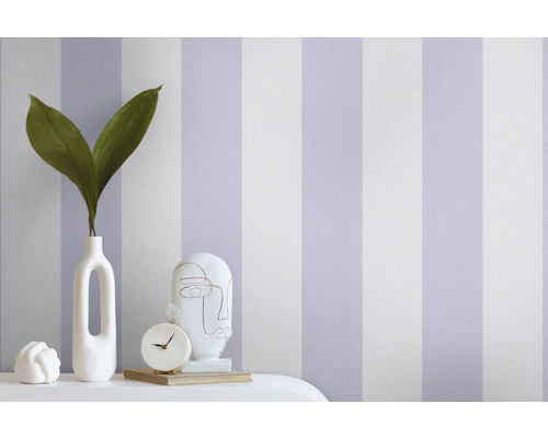 Dekorative Tapete mit Streifenmuster auf einer Wand mit dekorativen Gegenständen auf einem Tisch