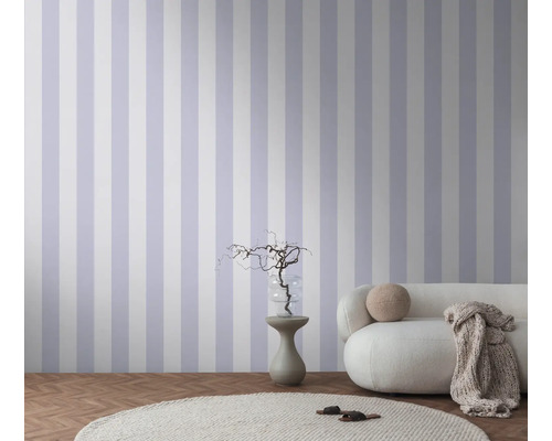 Raumansicht mit gestreifter Tapete, Sofa und Dekoration