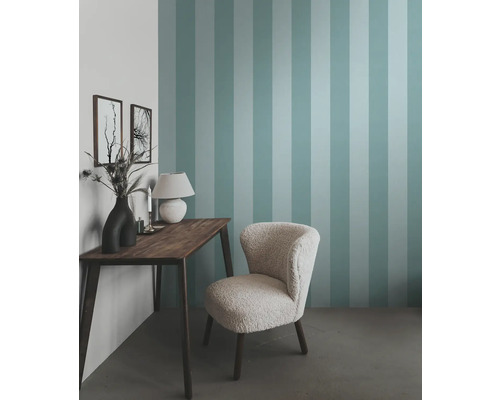 Szene mit einem Schreibtisch, einem Sessel und einer gestreiften Wand für eine Inneneinrichtung.