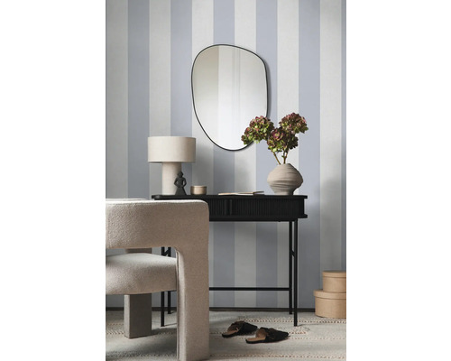 Einrichtungsgegenstände mit Spiegel, Tisch und Stuhl vor einer gestreiften Wand