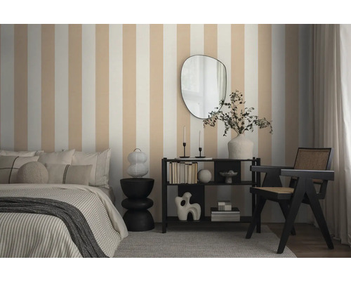 Schlafzimmer mit Bett, Regal, Spiegel und gestreifter Tapete