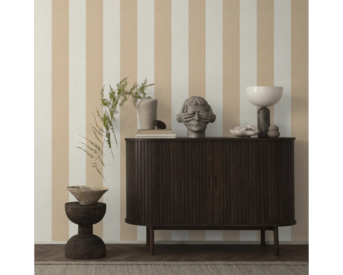 Wohnraumgestaltung mit Kommode, Dekorationsobjekten und gestreifter Tapete