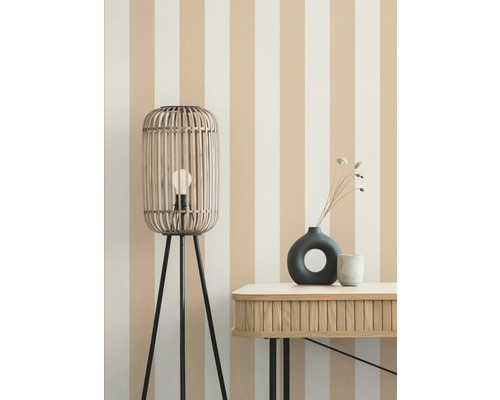 Dekoratives Interieur mit einer Stehlampe, einer Konsole und zwei Vasen