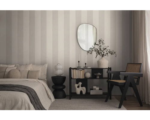 Schlafzimmer mit Bett, Regal, Spiegel und Stuhl vor gestreifter Tapete