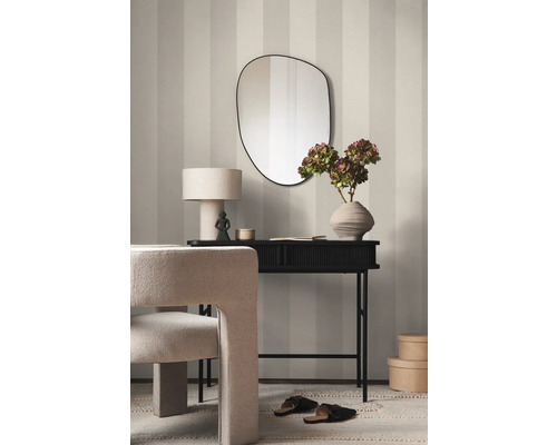 Einrichtungsbeispiel mit Konsole, Spiegel, Lampe, Dekoration und Stuhl vor einer gestreiften Tapete.