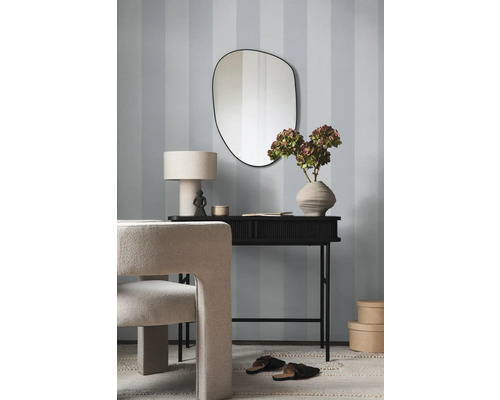 Dekoratives Interieur mit Konsole, Spiegel, Lampe, Stuhl und Accessoires