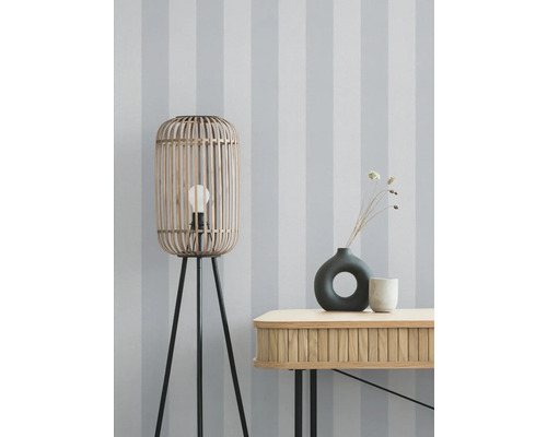 Dekorative Szene mit Stehlampe mit Lampenschirm aus Bambus, Tisch und Accessoires