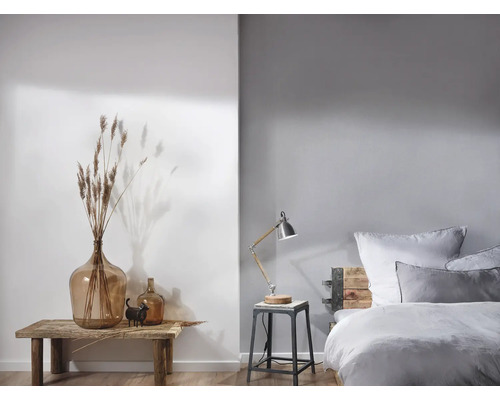 Helles Schlafzimmer mit Holzbett, Tischlampe und Dekoration