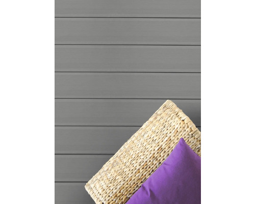 Terrassendielen aus Holzverbundwerkstoff mit Kissen und Korb