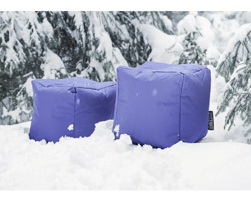 Zwei Sitzhocker im Schnee vor einem schneebedeckten Baum