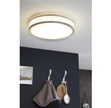 Runde Deckenleuchte aus Metall und Kunststoff im Badezimmer.