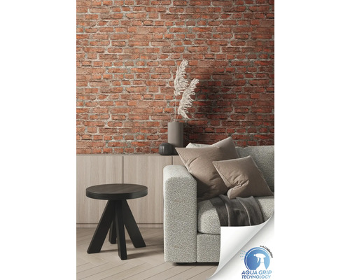 Dekoratives Wohnzimmer mit Backsteinwand, Sofa, Tisch und Dekoration