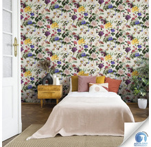 Schlafzimmer mit floraler Tapete, Bett und Nachttisch.