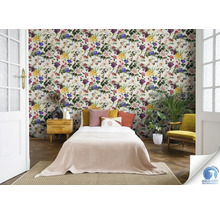 Schlafzimmer mit floraler Tapete, Bett, Nachttisch und Zimmerpflanzen
