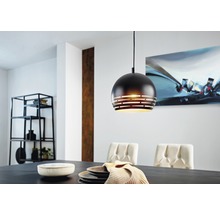 Hängelampe aus Metall über Esstisch im modernen Esszimmer