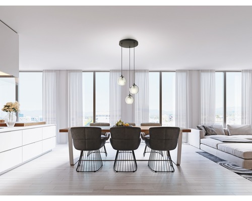 Esszimmer mit Esstisch, Stühlen und Hängelampe in modernem Design