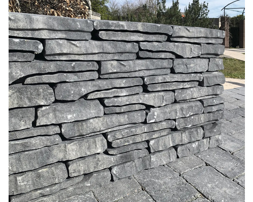 Mauer aus Natursteinen im Außenbereich