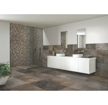 Badezimmer mit Dusche, Waschbecken und Fliesen im modernen Design.