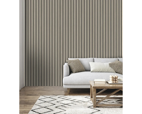 Wohnzimmer mit Lamellenwand, Sofa und Teppich