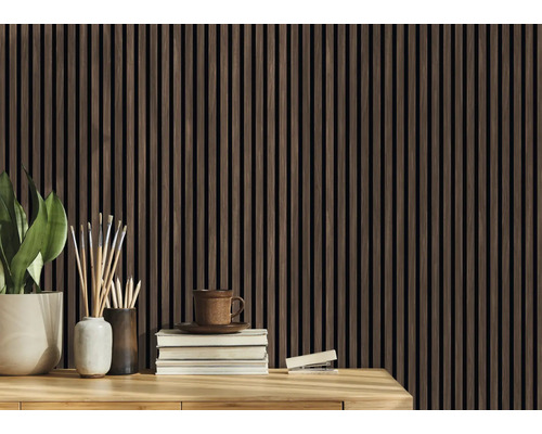 Holzpaneele als Wandverkleidung im Innenraum mit Schreibtischdekoration.