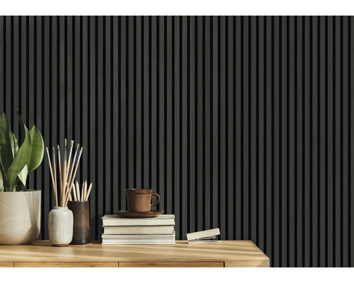 Dekorative Wandgestaltung mit Paneelen und Accessoires auf einem Holztisch.