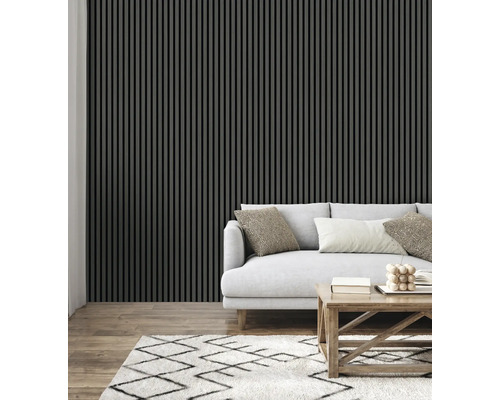 Wohnzimmer mit Wandpaneelen, Sofa, Teppich und Holztisch