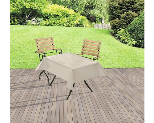 Gartenszene mit Gartentisch, Stühlen und Tischdecke im Freien