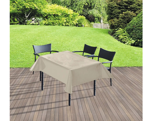 Tisch mit beiger Tischdecke auf einer Terrasse