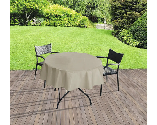 Runder Gartentisch mit Tischdecke und zwei Stühlen auf einer Terrasse in einem Garten.