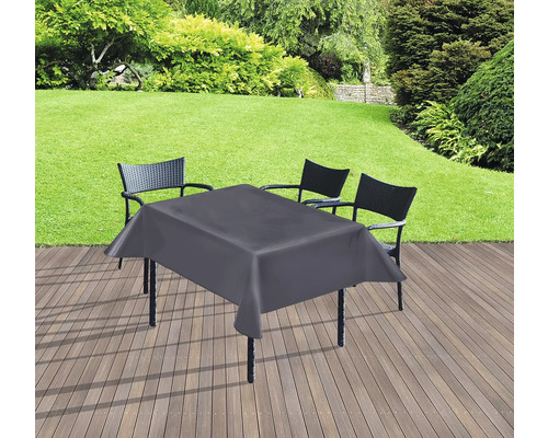 Gartenszene mit Tisch, Stühlen und Tischdecke auf einer Terrasse