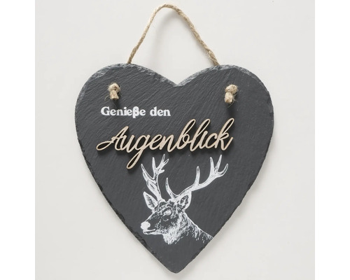 Herzförmiges Deko Schild aus Schiefer mit Hirschmotiv und der Aufschrift ''Genieße den Augenblick''.
