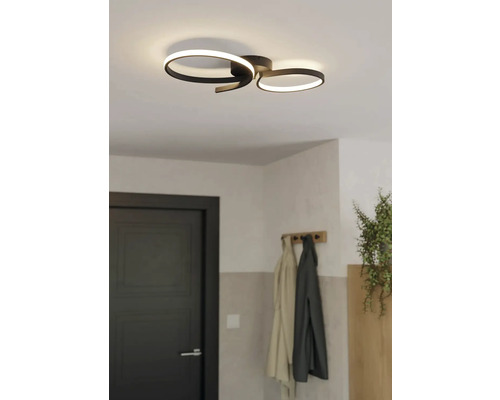 Moderne Deckenleuchte mit ringförmigem Design im Flur.