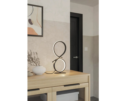 Dekorative Tischleuchte im modernen Design auf einem Holzschrank