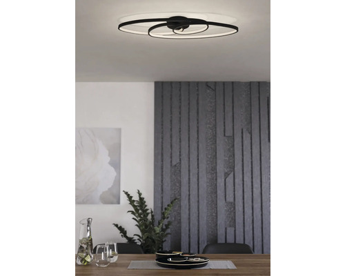 Moderne Wohnraum-Szene mit einer LED-Deckenleuchte über einem Esstisch.