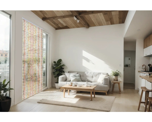 Heller Wohnraum mit Sofa, Holztisch, Zimmerpflanzen und Flächenvorhang